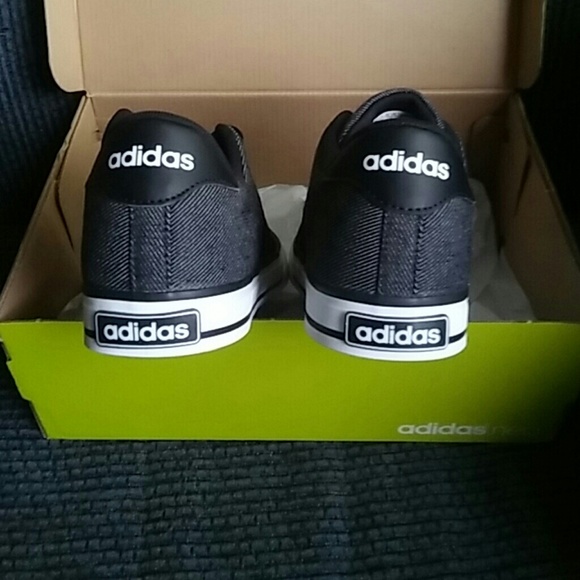 Adidas neo shoes. Size 4 1/2. but a 6 1/2 in Women - Picture 3 of 4