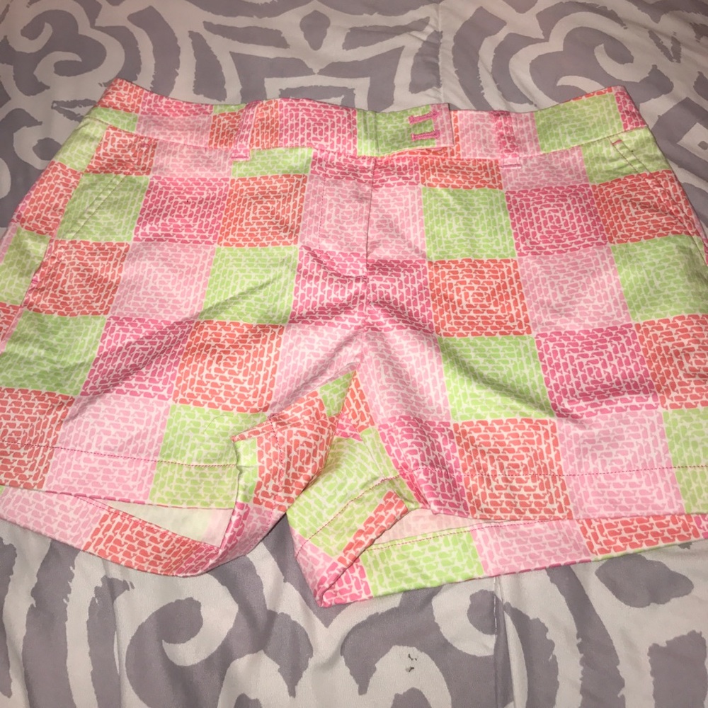Vineyard Vines 6 in shorts