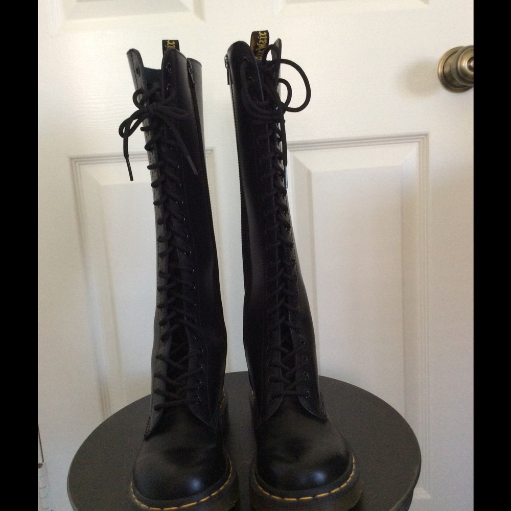 Dr. Marten 20 eyelet knee high boot