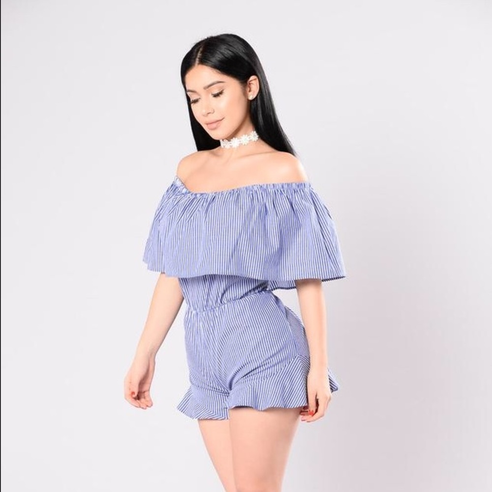 Ruffle around romper XS Fashion nova
