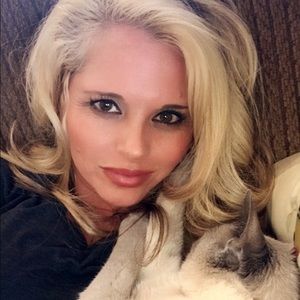 Meet your Posher Sabrina!