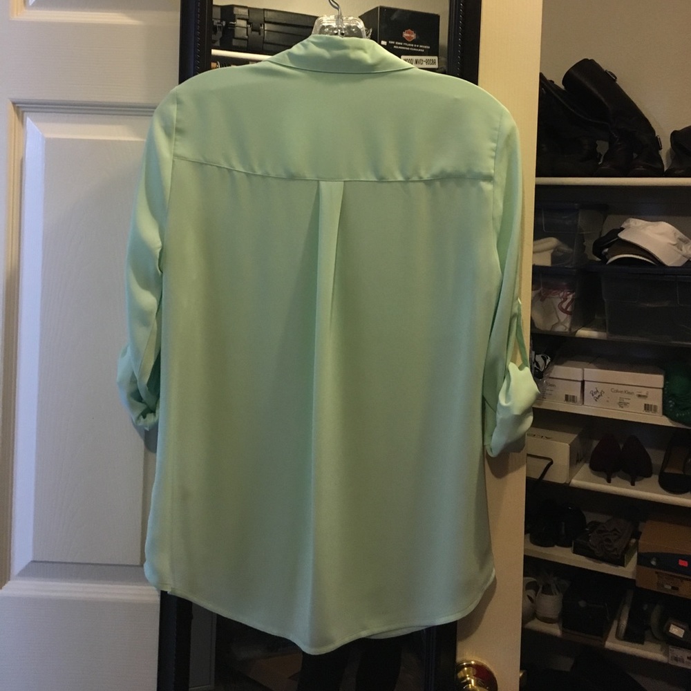 Express Convertible Sleeve Spring Top. 🌿 - Picture 3 of 3