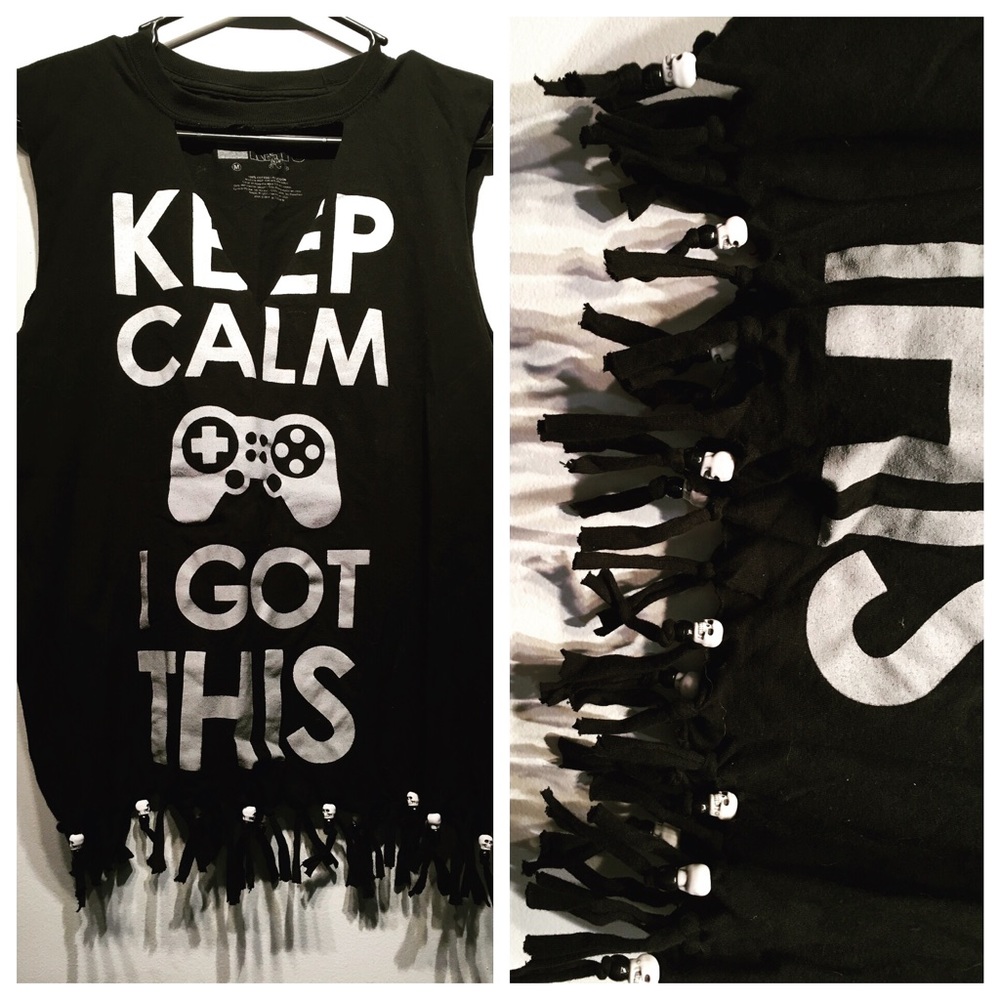 Distressed skull fringed tee