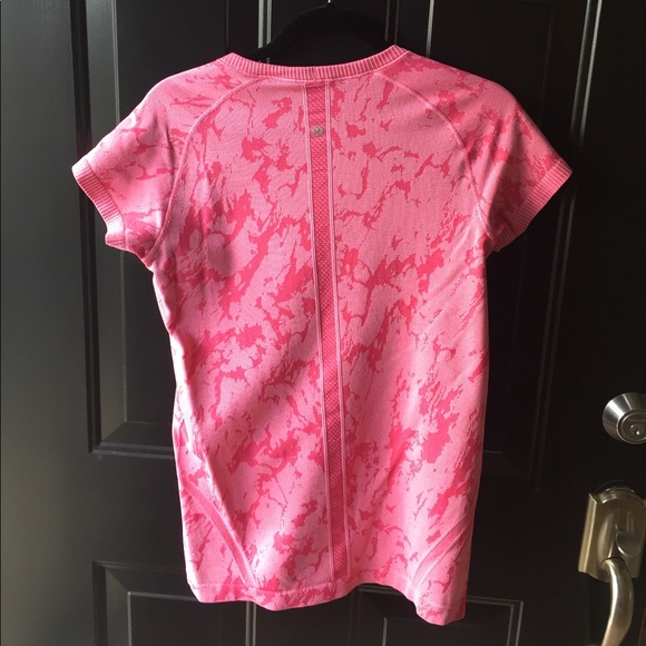lululemon athletica Tops - LULULEMON T SZ 8 EUC