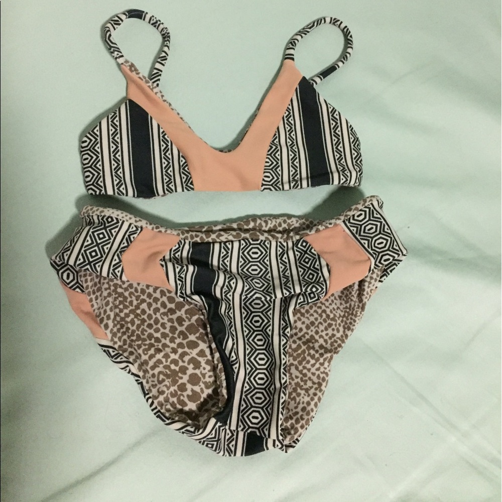 ❌SOLD❌ Acacia honey set in polynesia.