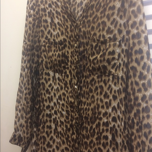 Leopard Print High - Low Tunic Top w/gold buttons - Picture 4 of 8