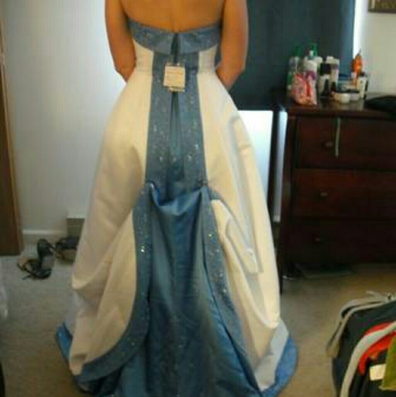 White and Blue Wedding Gown Strapless Size 6. NWT - Picture 7 of 8