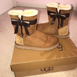 Chesnut bow uggs
