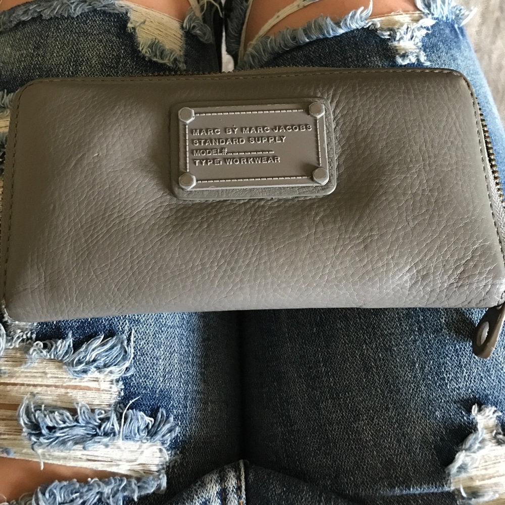 Marc by Marc Jacobs zip up wallet - Picture 3 of 6