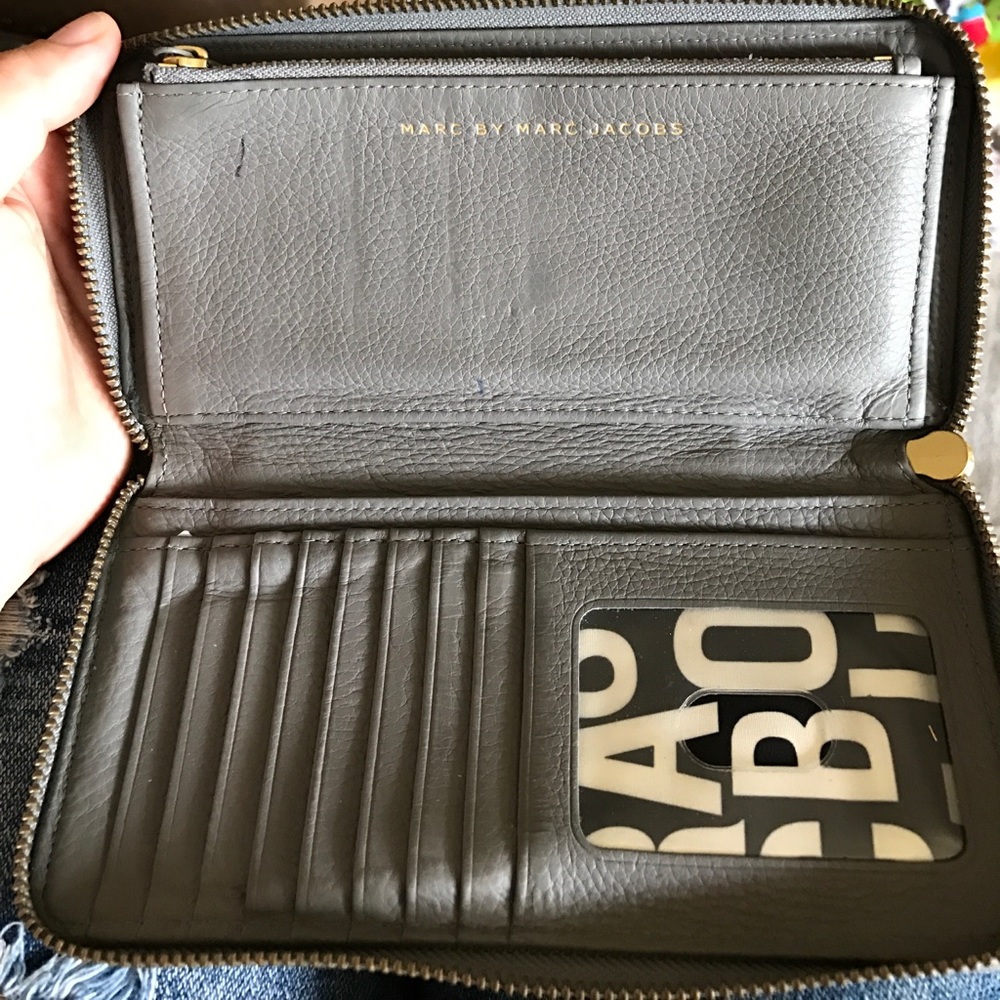 Marc by Marc Jacobs zip up wallet - Picture 4 of 6