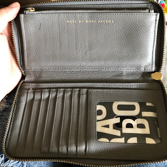Marc by Marc Jacobs zip up wallet - Picture 4 of 6