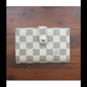 ON HOLD FOR @LAVIEDEVANT