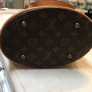 Louis Vuitton petite bucket bag