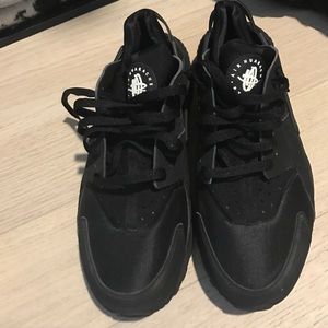 size 5 huaraches black