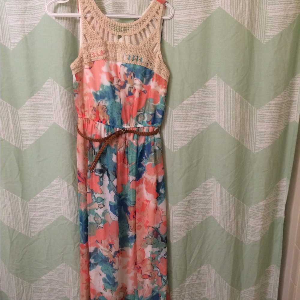Beautiful floral maxi dress!