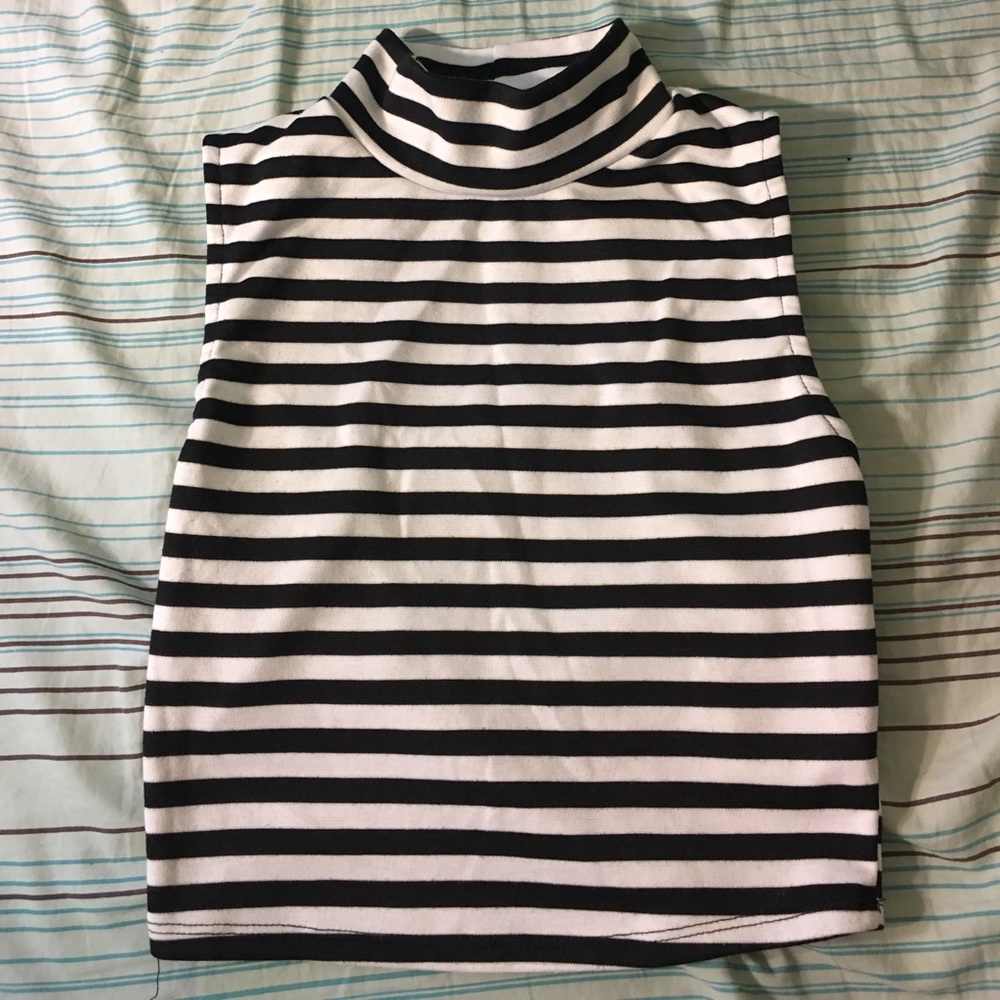 Black and white no sleeve crop top