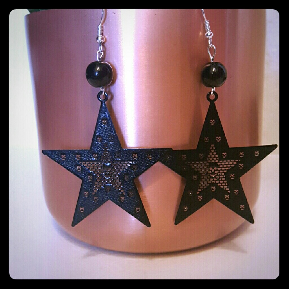 Sexy dangling star earrings with skulls