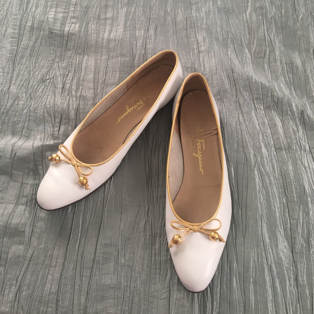 VINTAGE Salvatore Ferragamo White flats with Bow