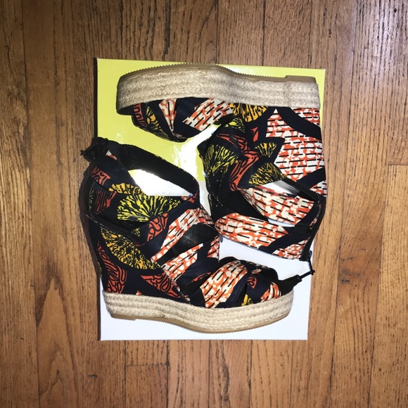 New in Box!  Bettye Mueller wedge sandal. Sz 37 - Picture 2 of 2