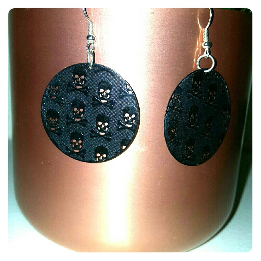Sexy black dangling skull earrings