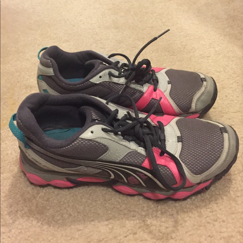 Woman's Puma sneakers