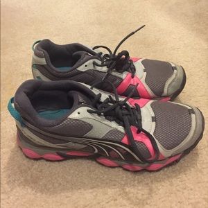 Woman's Puma sneakers