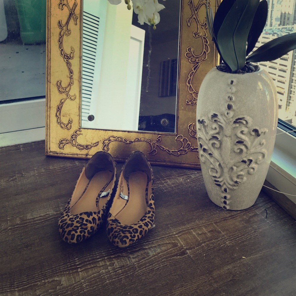 Leopard print pointy toed flats