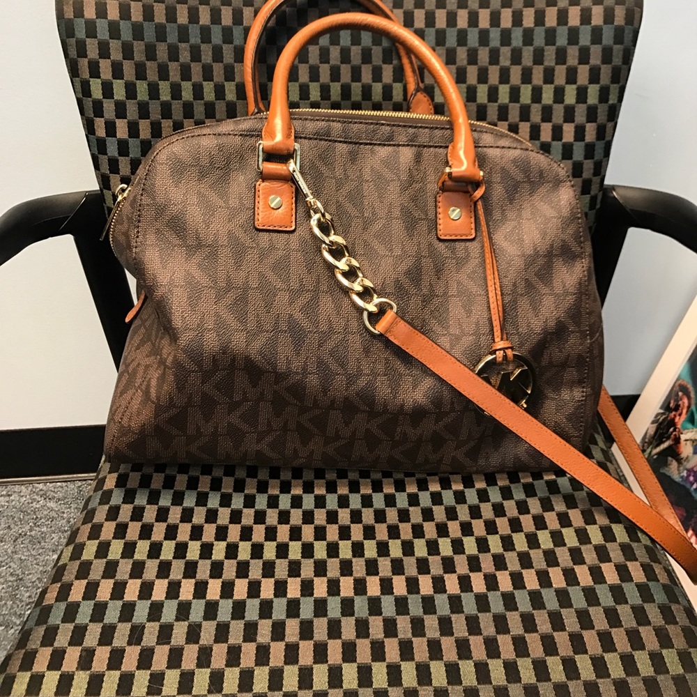 AUTHENTIC MICHAEL KORS SIGNATURE BAG