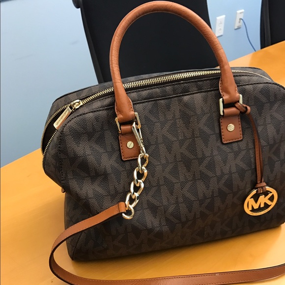 AUTHENTIC MICHAEL KORS SIGNATURE BAG - Picture 3 of 6