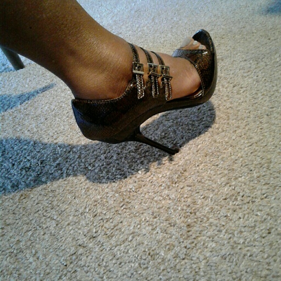 Michael Antonio Sexy strappy brown heels - Picture 3 of 3
