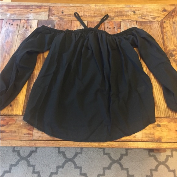 Off the shoulder cold shoulder only one small left - Picture 3 of 4