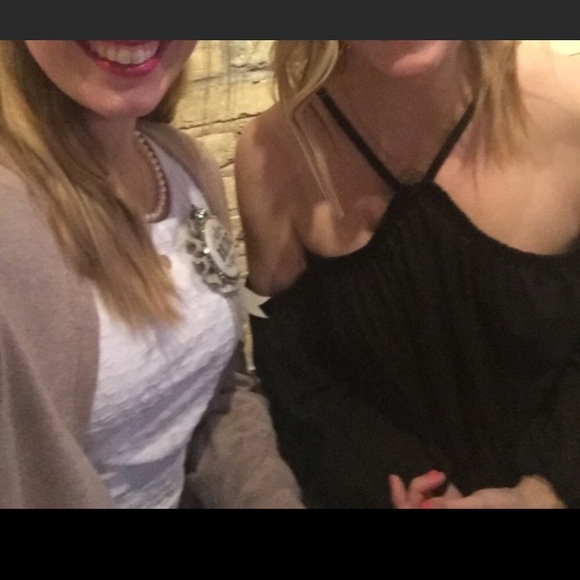 Off the shoulder cold shoulder only one small left - Picture 4 of 4