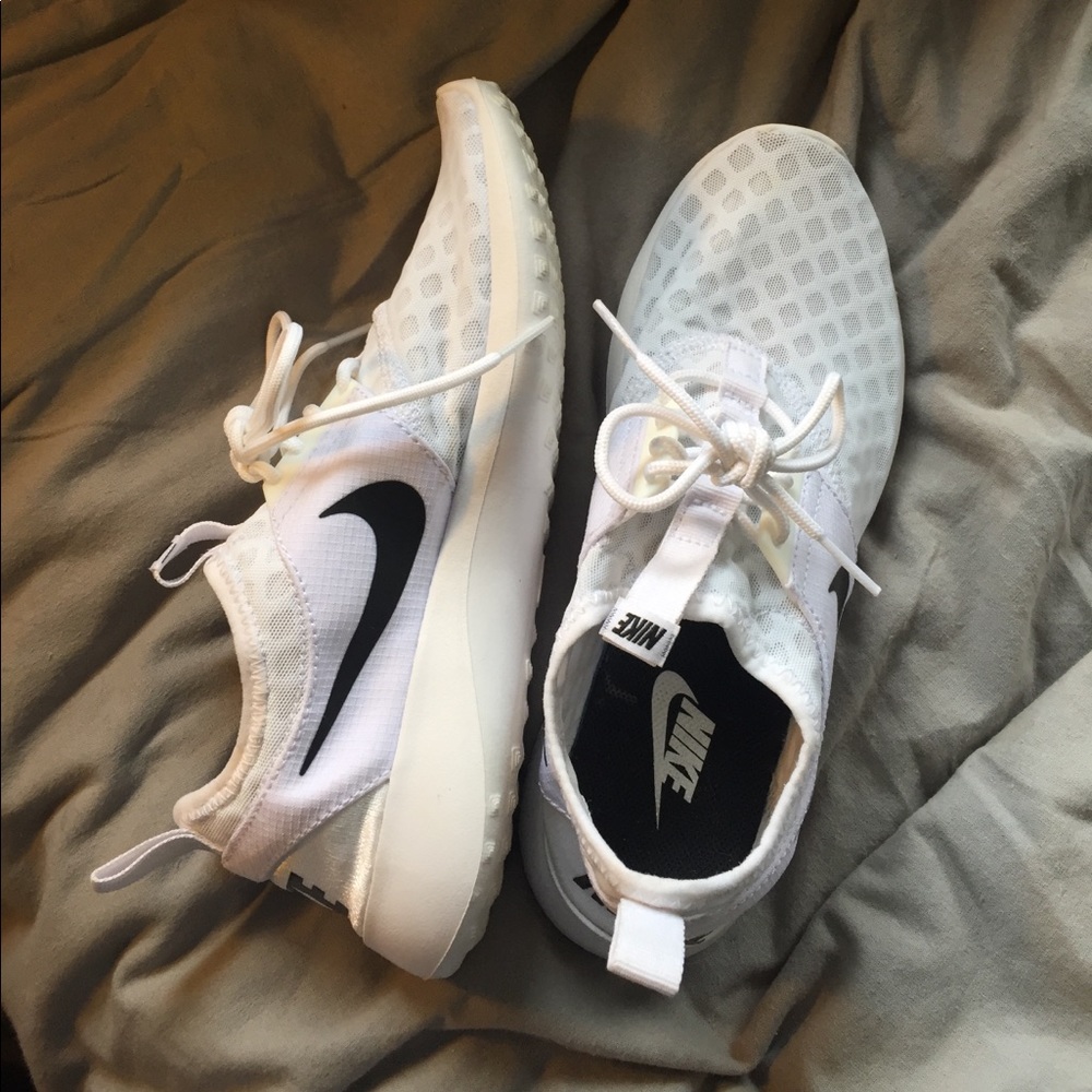 Nike Juvenate Sneaker (women) in size 7
