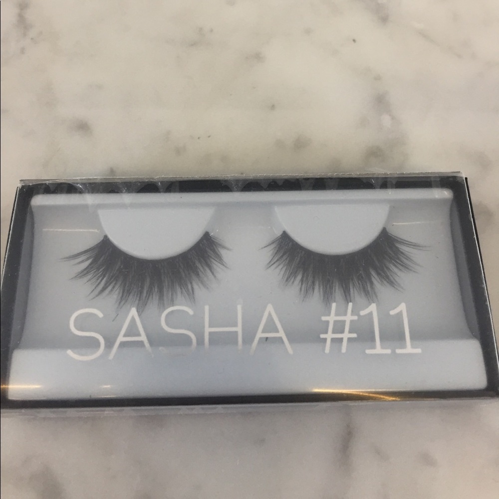 NIB Huda Beauty Classic Lash Sasha #11
