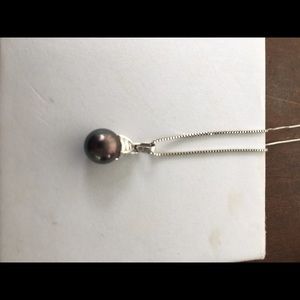 Black Tahitian pearl pendant in white gold.