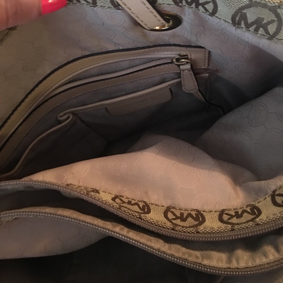 Authentic Michael Kors Signature Tote - Picture 5 of 6