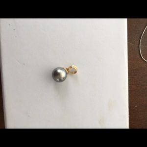 Black Tahitian pearl pendant in 14k gold.