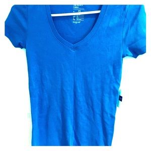 Baby blue GAP vneck tee, NWT