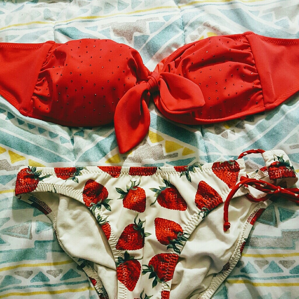 Brand NEW Victoria's Secret Strapless Bikini Top