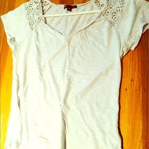 White vneck tee with shoulder embroidery detail