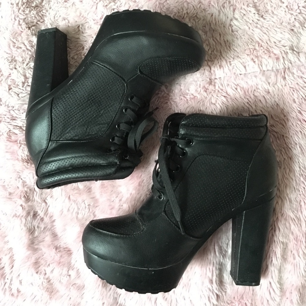 Top Moda. Sz 8. Blk. Sneaker Style Chunky Heels.