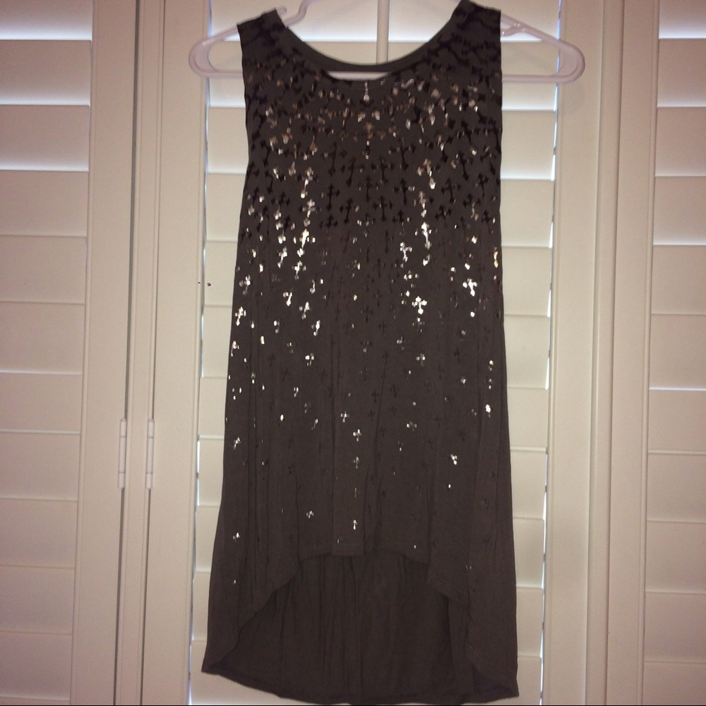Sleeveless gray top