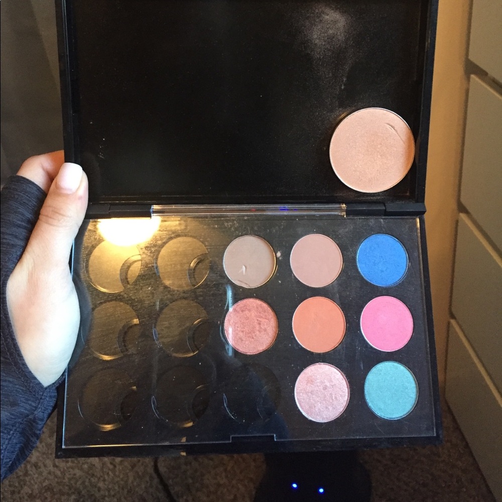 Mac Z palette with 8 eye shadows/ 1 highlighter