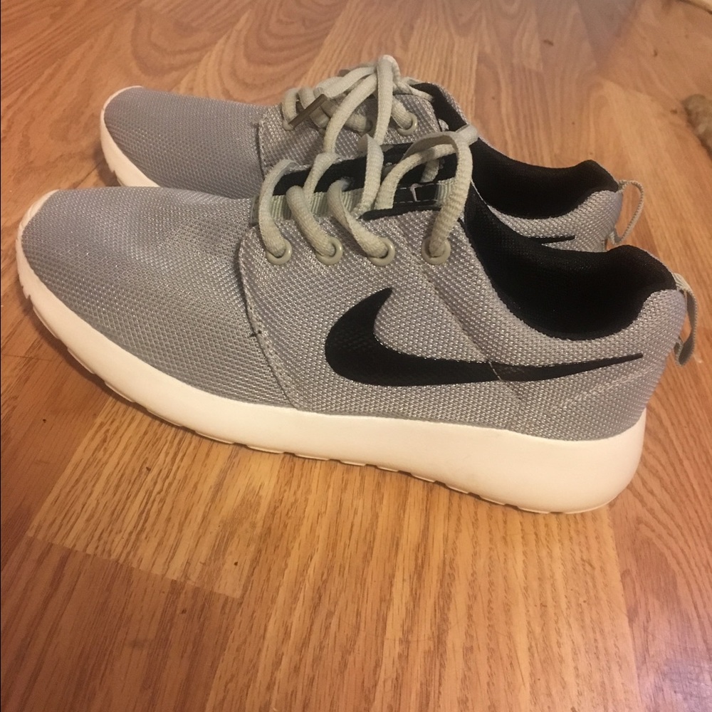Running Shoes-Nike-never worn