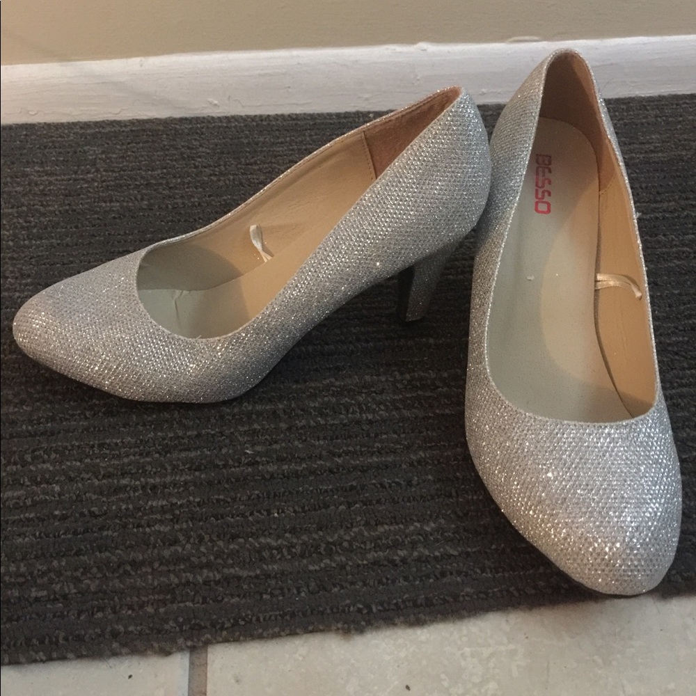Beautiful Silver Sparkle. Can fit Size 10