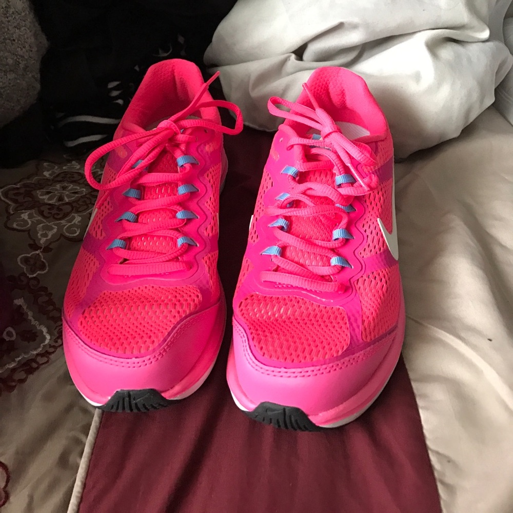 Hot pink nike dual fusion