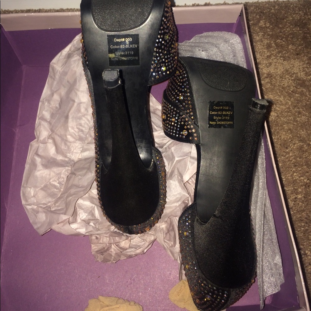 “It’s a Beautiful World” peep toe - Picture 2 of 4