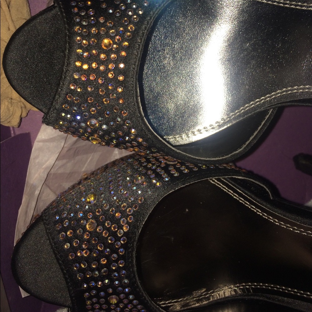“It’s a Beautiful World” peep toe - Picture 4 of 4