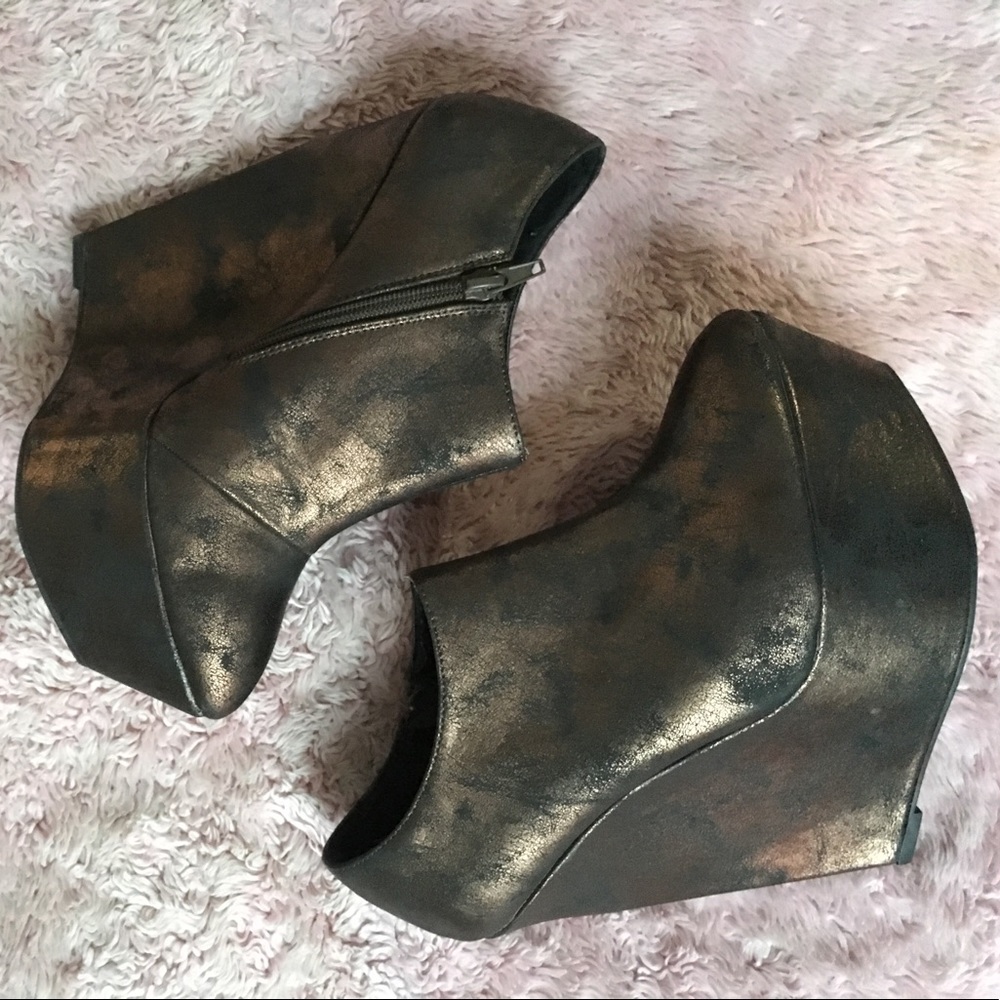 Qupid. Sz 8. Copper Distressed 5" Wedge Booties.