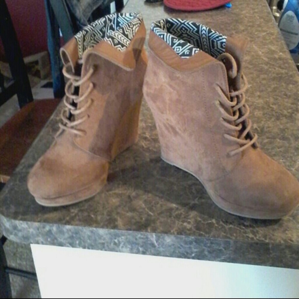 ❎SOLD ON OFFER UP ❎  shi Cognac Wedge Booties - Picture 3 of 8
